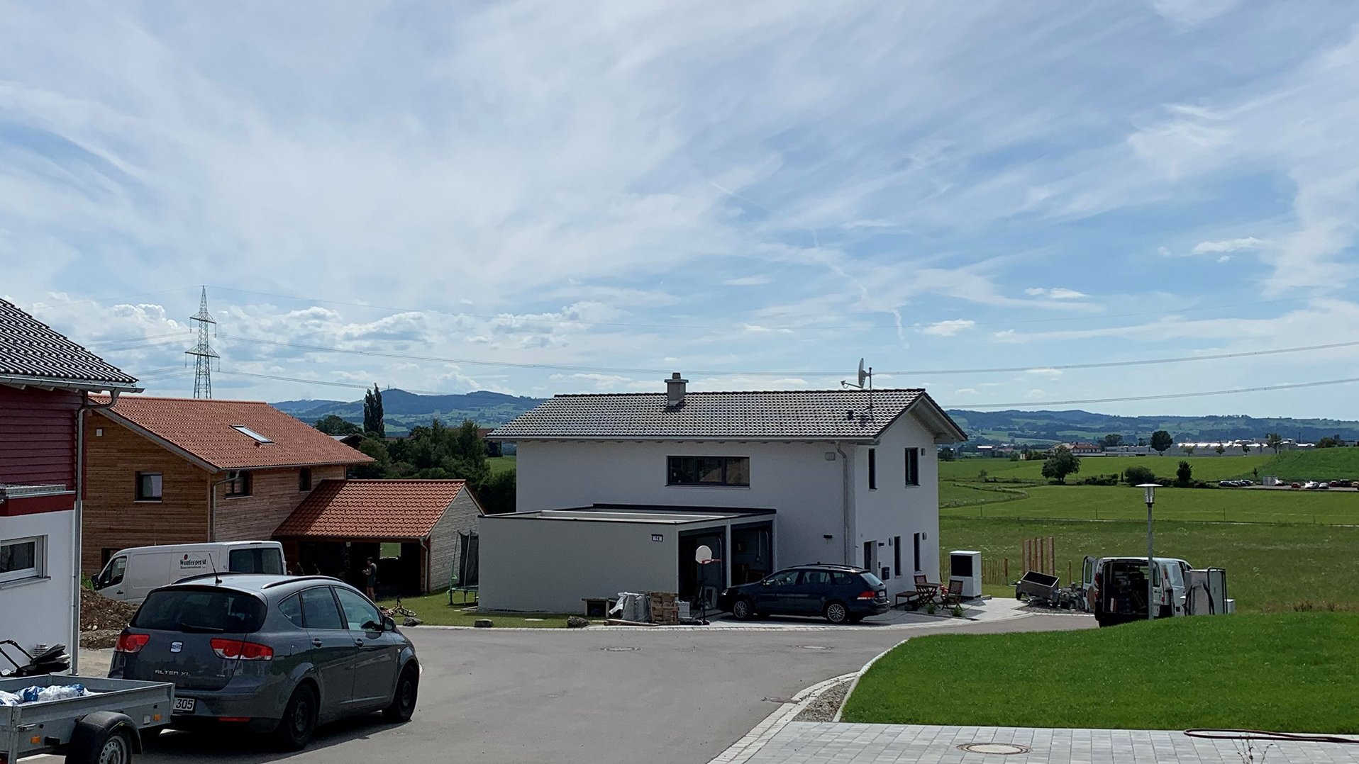 Ein Familienhaus von außen am Ende eines Wohngebiets fotografiert. 