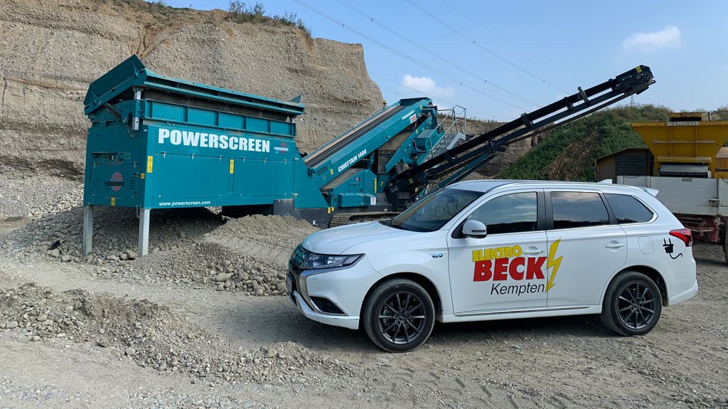 Fahrzeug von Elektro Beck auf einer Baustelle, auf der die Firma Installationen vornimt