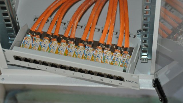 Detailaufnahme einer Kabeleinheit (in einem Netzwerkschrank), wie sie bei Datentechnik Installationen von Elektro Beck Verwendung findet