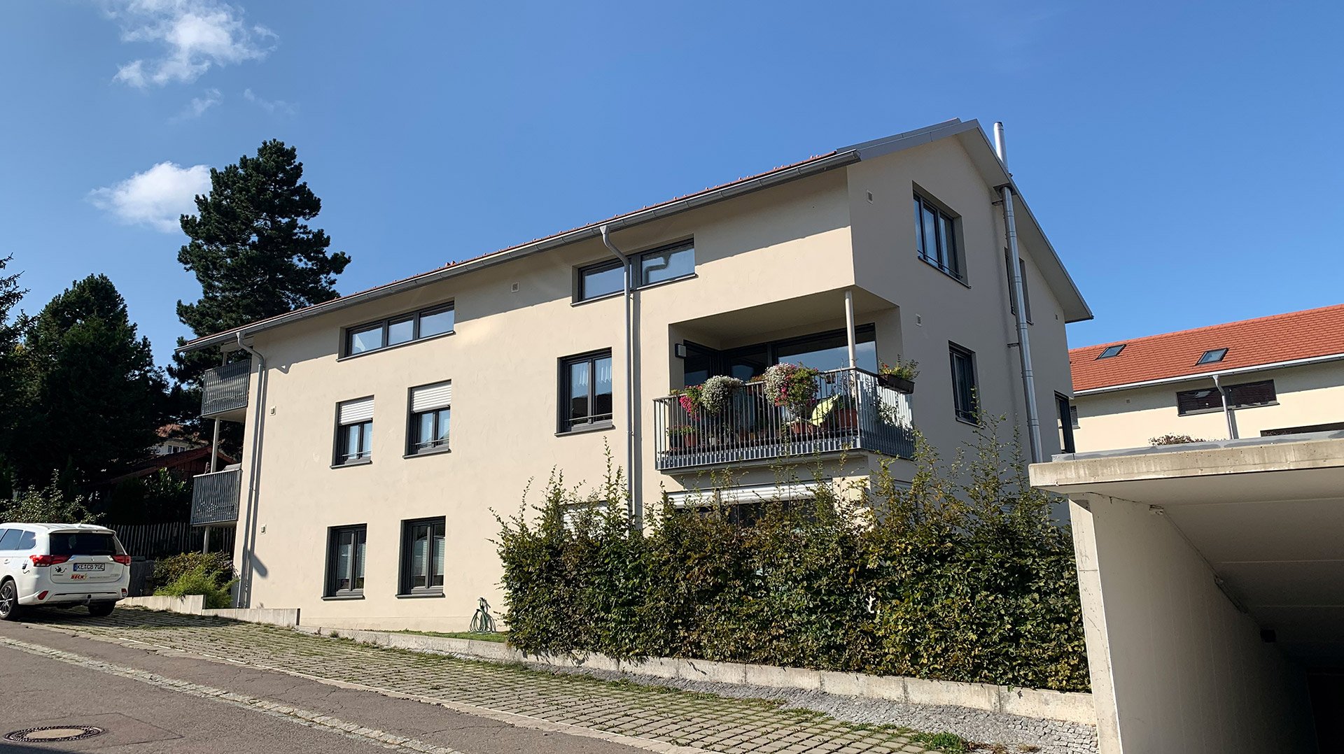 Ein Mehrfamilienhaus von der Straße aus in Wiggensbach fotografiert
