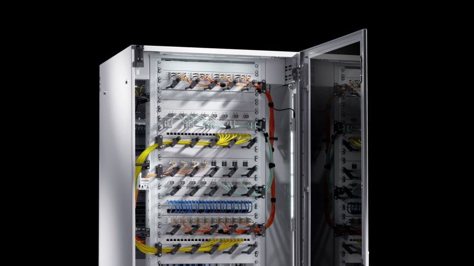 Ein großer Büro-Netzwerkschrank, wie er bei Datentechnik Installationen von Elektro Beck Verwendung findet